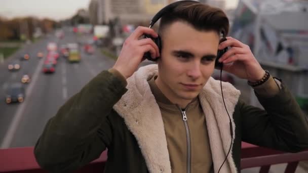 Cámara Lenta Del Hombre Escuchando Música Los Auriculares Pie Puente — Vídeo de stock