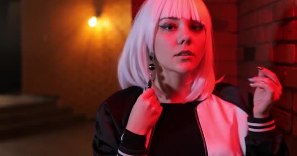 Sexy Ungewöhnliche Mädchen Weißer Perücke Primping Vor Dem Spiegel — Stockvideo