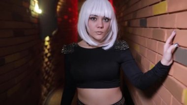 Seksi alışılmadık kız bana düşünce kırmızı ışık koridor olacak