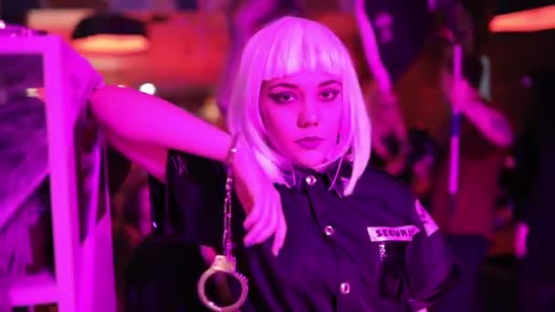 Sexy Veiligheid Vrouw Een Nachtclub Gnaws Handboeien — Stockvideo