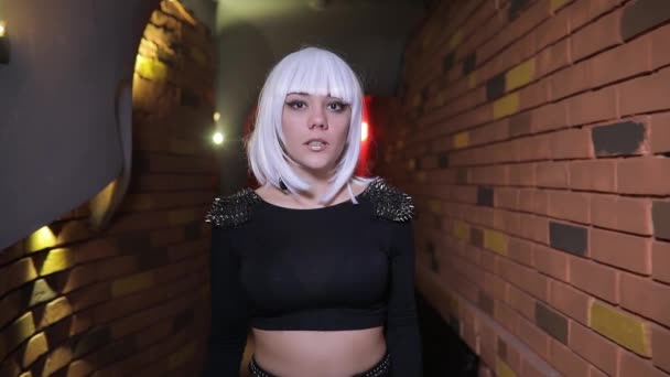 Sexy Ungewöhnliches Mädchen Geht Mir Durch Rotlichtkorridor — Stockvideo