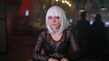 Bana bir barda bakan sıradışı seksi sarışın kız portre