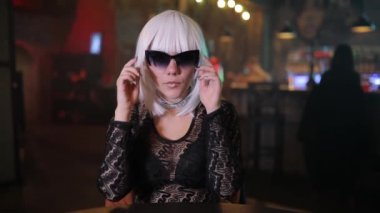 Eyewear bir barda ile olağandışı seksi sarışın kız