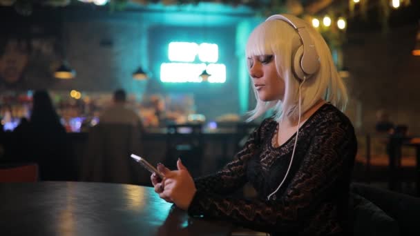 Menina Loira Incomum Ouvir Música Bar Usando Fones Ouvido — Vídeo de Stock