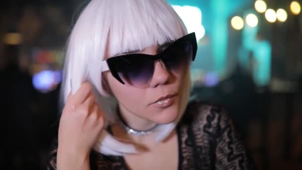 Sexy Ongebruikelijke Blond Meisje Raak Haar Witte Haren Periwig — Stockvideo