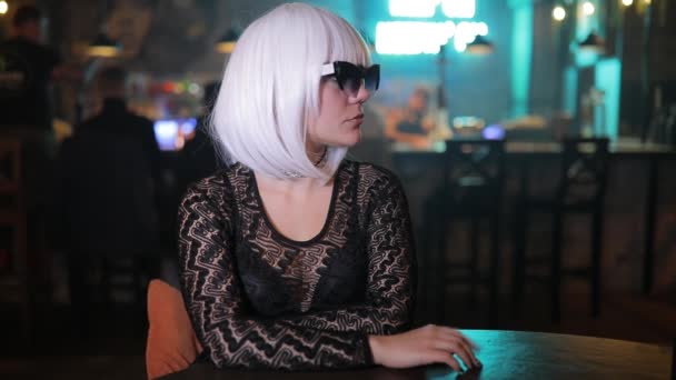 性感不寻常的金发女孩与眼镜在酒吧 — 图库视频影像