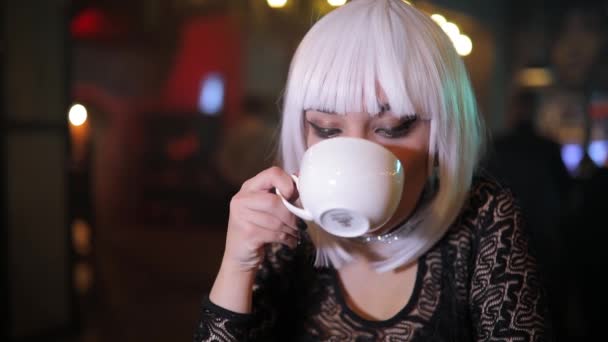 Bir Barda Çay Içme Olağandışı Seksi Sarışın Kadın — Stok video