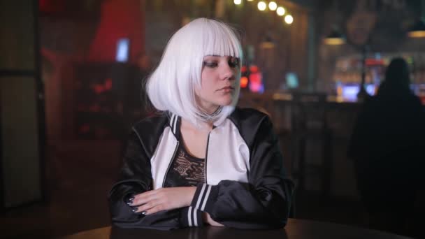 Sexy Ungewöhnliche Blonde Mädchenporträt Starrt Mich Einer Bar — Stockvideo