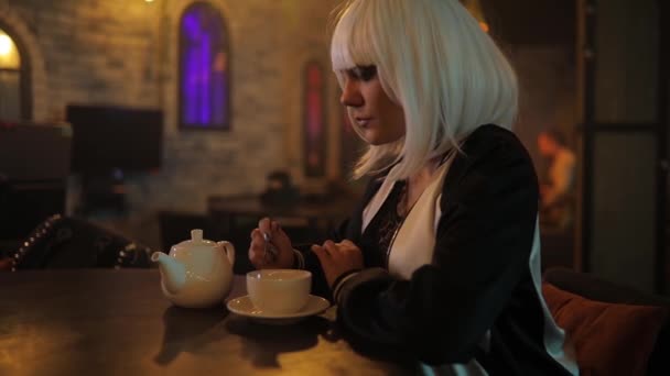 Сексуальная Необычная Блондинка Пьет Чай Баре — стоковое видео