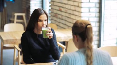 Hafta sonu, matcha içme bir kafede konuşan kadın arkadaşlar