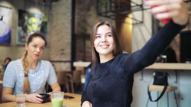 Kvinnor vänner ta mobil selfie skjuten i café — Stockvideo