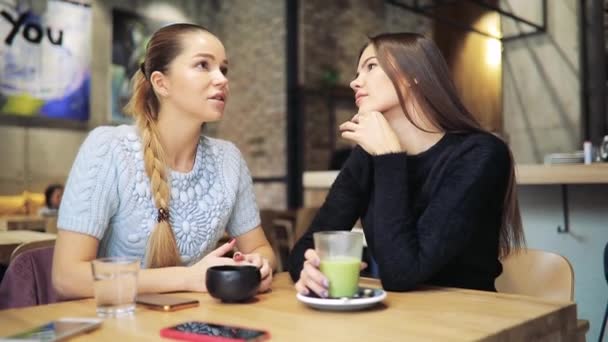 Mulheres amigas tomando café da manhã conversando em um café — Vídeo de Stock