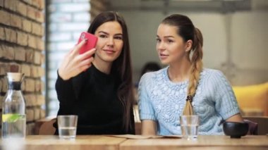 İki kadın arkadaş kafede vurdu bir telefon selfie al