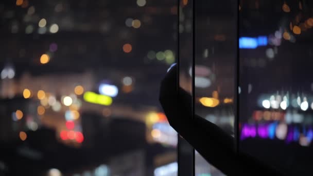 Antecedentes del edificio nocturno y ciudad borrosa — Vídeos de Stock