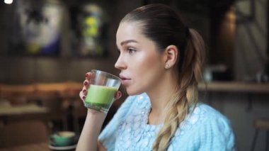 Kafede Matcha latte içmek kadın