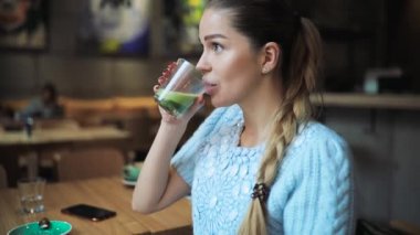 Kafede Matcha latte içmek kadın