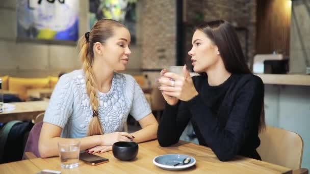 Друзья-женщины разговаривают в кафе, пьют маття, едят здоровую пищу — стоковое видео