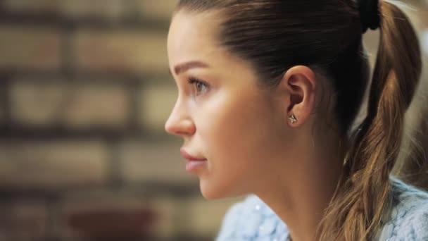 Perfil de hermosa cara de mujer escuchando a un interlocutor en un café — Vídeo de stock