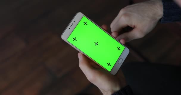 Green screen of smartphone, male hand using digital display — Stock Video