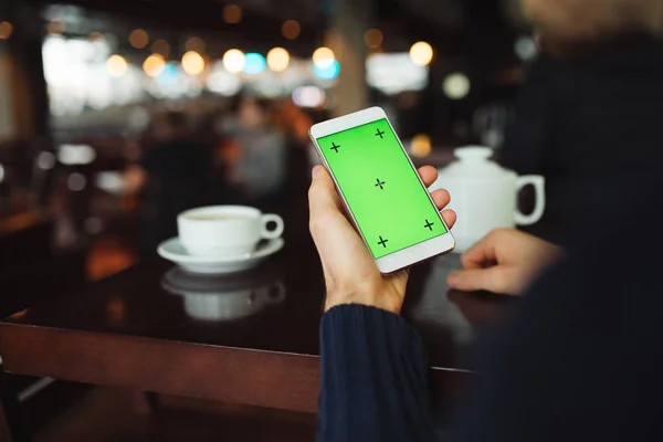 Groen Scherm Van Smartphone Hand Met Digitaal Display Café Achtergrond — Stockfoto