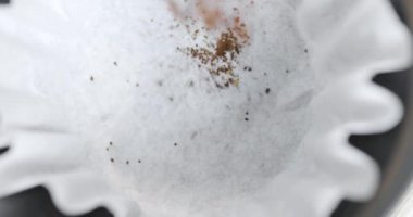 Orta iyi grind kahve kaseye ekleyin