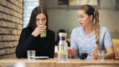 Hafta sonu, matcha içme kafede konuşan kadın arkadaşlar