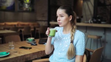 Kafede Matcha latte içmek kadın