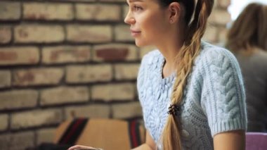 Güzel bir kadın yüzünün bir muhatap dinleme profili