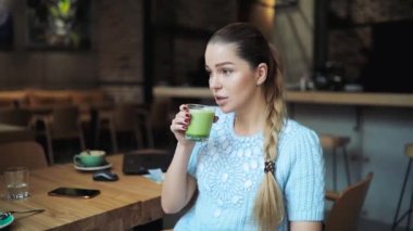 Kafede yeşil matcha latte içmek kadın