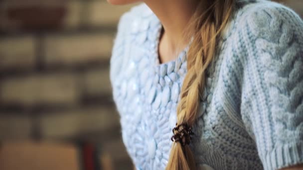 Profile of beautiful woman listening and talking in cafe — Stock Video