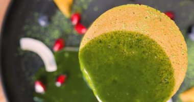 Lezzetli pasta plaka matcha çay ile döner