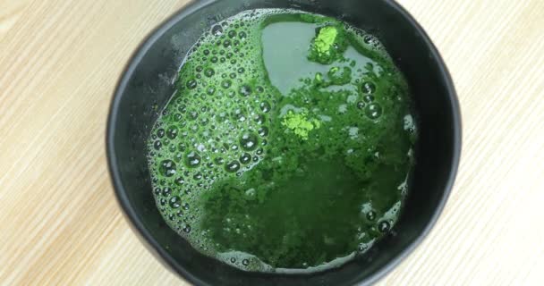 Derramando água e misturando chá matcha na tigela — Vídeo de Stock