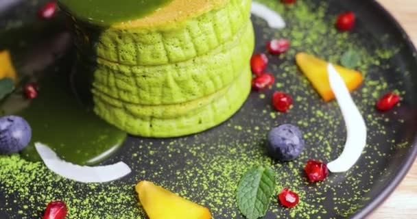 Torta giratoria deliciosa con té matcha en plato — Vídeo de stock