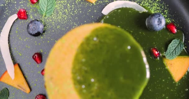 Rotující lahodný dort s matcha čaj v desce — Stock video