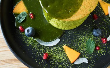 Matcha çay tozu plaka, üstten görünüm ile lezzetli pasta