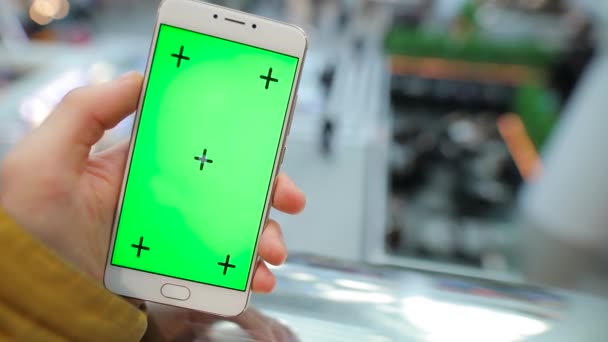 Manlig hand använda smartphone med grön skärm i köpcentrum — Stockvideo
