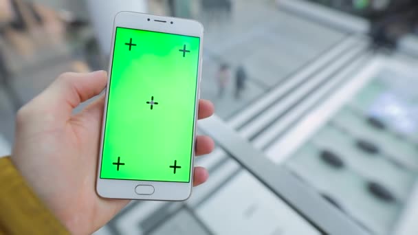 Mužské ruky držící smartphone s zelenou obrazovkou ve výtahu shopping mall — Stock video