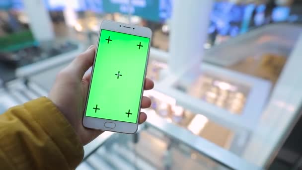 Erkek el ile yeşil perde Smartphone alışveriş merkezi asansörde tutarak — Stok video
