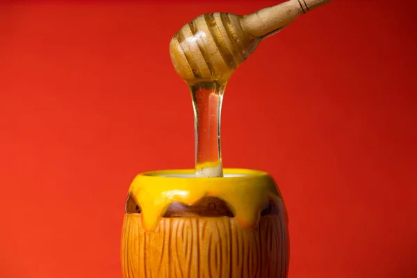 Honing Gieten Kom Close Rode Achtergrond Gezonde Zoete Dessert — Stockfoto