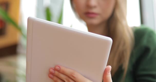 Mujer con dispositivo de tableta PC en la cafetería — Vídeo de stock