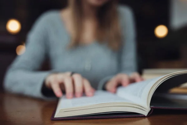 Livre de lecture femme gros plan — Photo