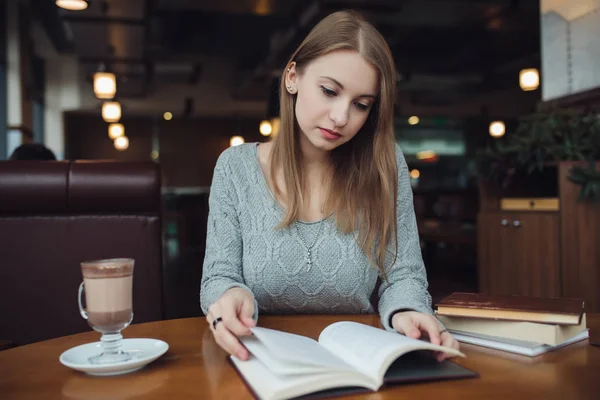 Kafede kitap okuyan kadın. — Stok fotoğraf