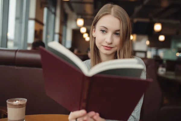 Femme lecture livre dans le café — Photo