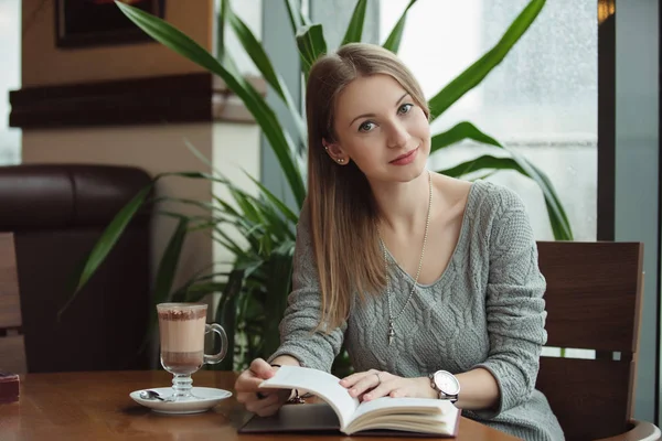 Kvinna läsa bok i caféet — Stockfoto