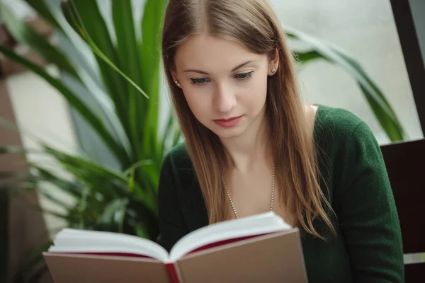 Femme lecture livre dans le café — Photo