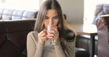 Genç kadın blogger kakao içmeye kafede dizüstü tarafından çalışma