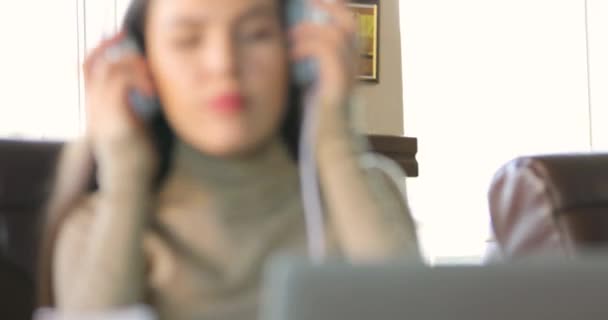 Une jeune blogueuse travaillant par ordinateur portable dans un café, éditant une nouvelle vidéo pour son blog — Video