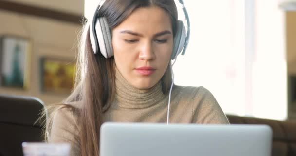 Jovem Blogueira Trabalhando Por Laptop Café Editando Novo Vídeo Para — Vídeo de Stock