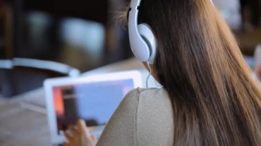 Onun blog için yeni video düzenleme kafede dizüstü tarafından çalışan genç kadın blogger