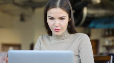 Genç kadın blogger kakao içmeye kafede dizüstü tarafından çalışma